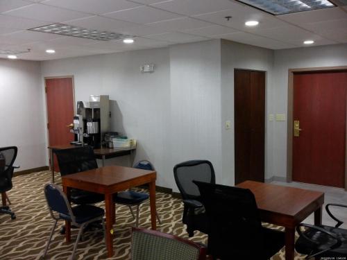 Comfort Inn & Suites - image 4