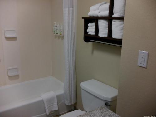 Comfort Inn & Suites - image 14