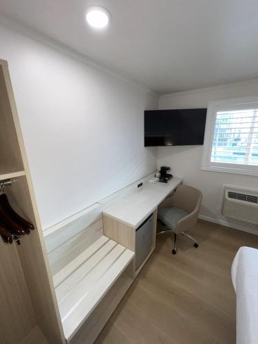 Deluxe King Room - Non-Smoking image 7