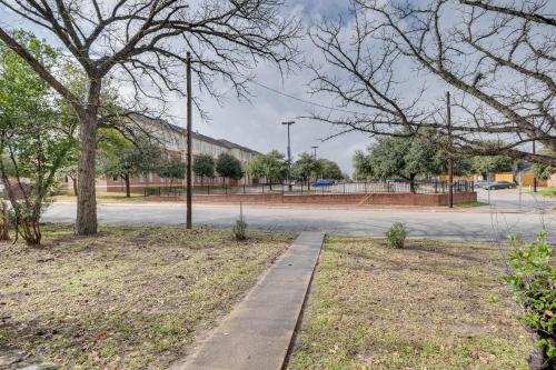 Lovely Brenham Home - Walk to Blinn and Downtown!