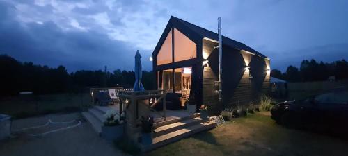 Domek mazurski całoroczny nad jeziorem z jacuzzi SPA