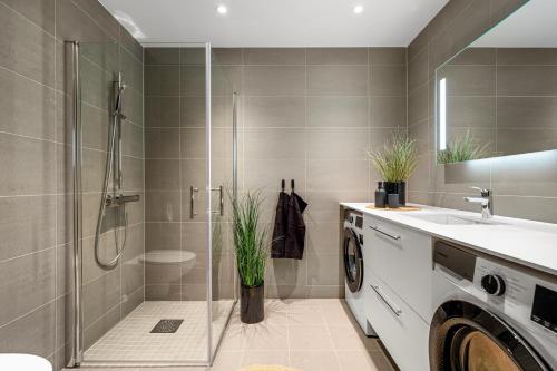 Shower, Toppleilighet pa bryggen i Sogndal med fantastisk utsikt in Sogndal