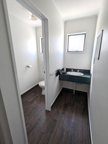 Large 1 Bedroom Ensuite Motel Style Unit image 5