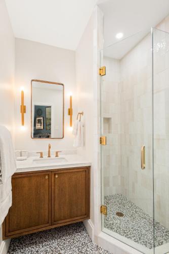 Independence Square 205, Stylish Hotel Room with AC, Great Location in Aspen, Aspen (zdjęcie 3)