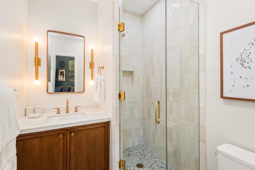 Independence Square 205, Stylish Hotel Room with AC, Great Location in Aspen, Aspen (zdjęcie 5)