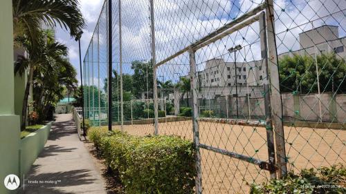 Em Natal, aptº 2/4 inteiro em condomínio fechado.