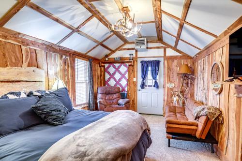 . Glenvil Cabin w/ Gas Grill: Steps to Dock & Pond!