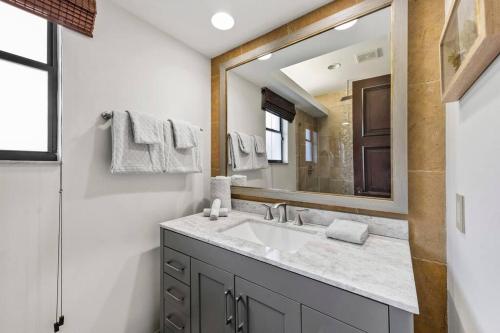 Tropical Waterfront 7 Bedroom House in Seven Isles in Fort Lauderdale, USA