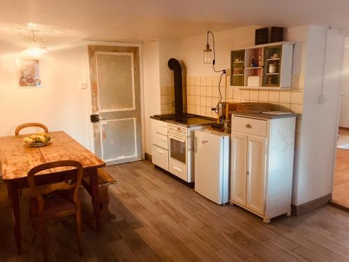 Oprema, LaTerestone in Val-De-Travers