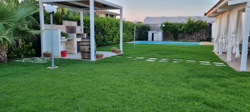 Villa EDERA, villa con piscina, a pochi passi dalla spiaggia