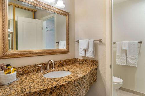 Best Western Plus Monterey Inn - image 11