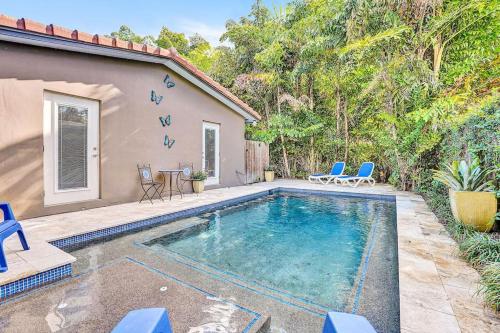 Heated pool, parking, 5 min walk to food and fun! in Fort Lauderdale, USA