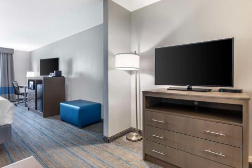 Best Western Plus Stephenville Inn - image 10