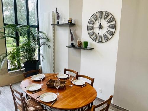 Gîte spacieux et lumineux dans belle dépendance avec terrasse privative, parc et chiens acceptés - FR-1-410-412 - Location saisonnière - La Flèche