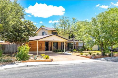 Modern Oasis in San Antonio w/h Amenities and Pool in San Antonio, USA