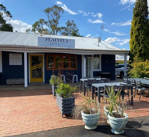 쿠달 The Platypus Accommodation & Cafe 호텔 로비