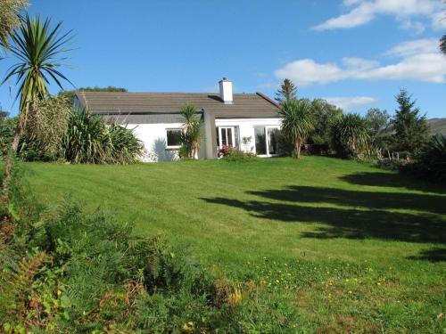 Haus mit Blick auf die Kenmare Bucht umgeben von subtropischer Vegetation - b48742 in Tuosist