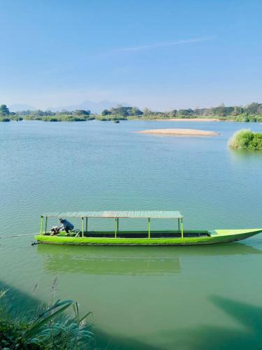 DONDET Suns down 2 bungalows in Muang Khong