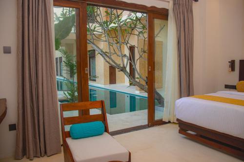 King Room with Pool View image 10