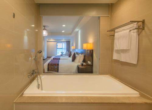 room detail thumbnail 2