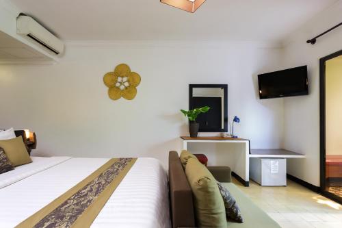 Double Room with Pool View  image 10