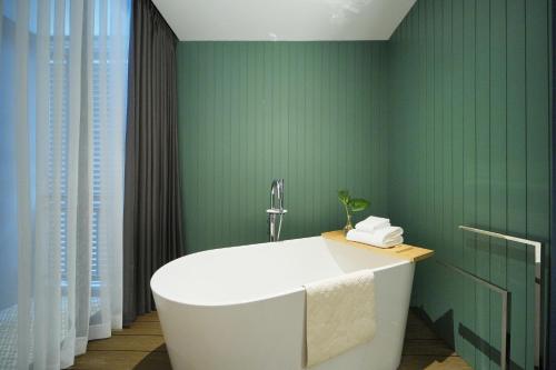 room detail thumbnail 2