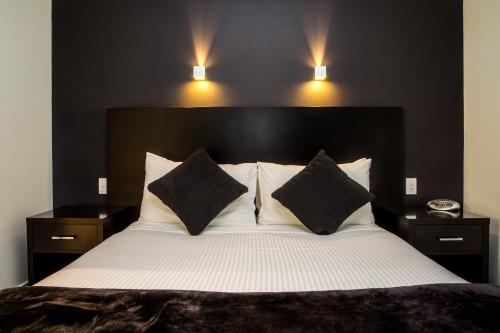 One Bedroom Apartment King/Split image 8