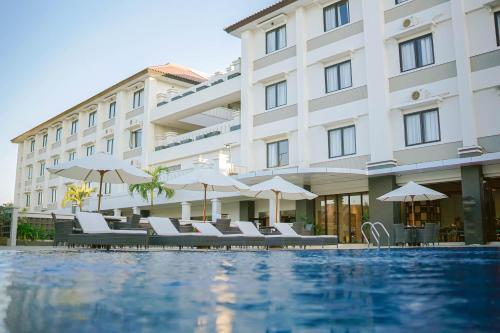 Swimming pool, Sahid T-More Hotel in Kupang