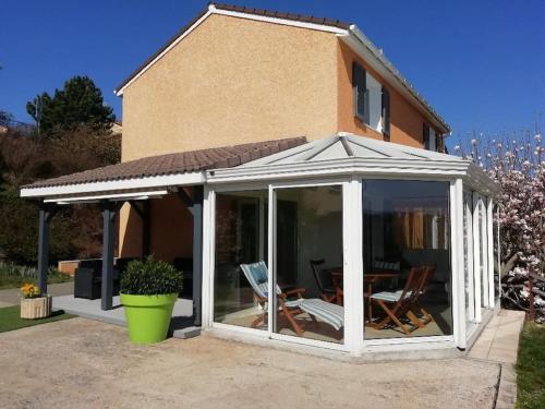 Maison calme avec piscine et vue imprenable.