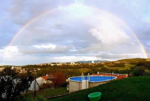 Maison calme avec piscine et vue imprenable.