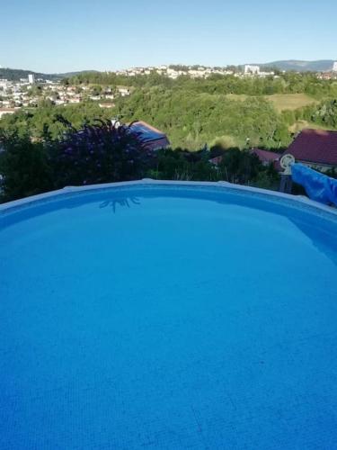 Maison calme avec piscine et vue imprenable.