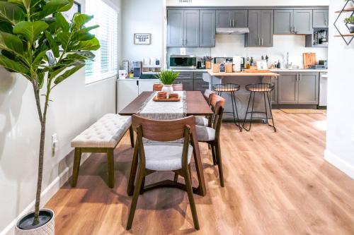 Konyha, Disneyland Family Retreat I Sleeps 12, Game Room, Pool Table, King Bed & EV Access in Westminster