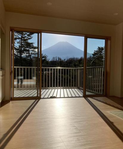 Apartment with Mountain View