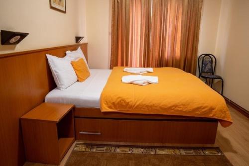 2 twin beds