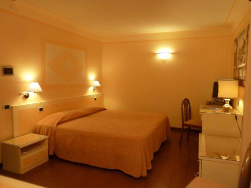 Standard Double Room image 4