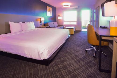 Standard Room, 1 King Bed with Sofa Bed, Non Smoking