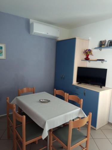 One-Bedroom Apartment image 2