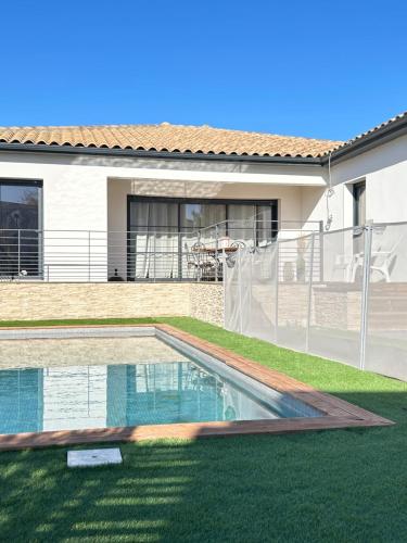 Villa contemporaine avec piscine gîte à louer Puissalicon