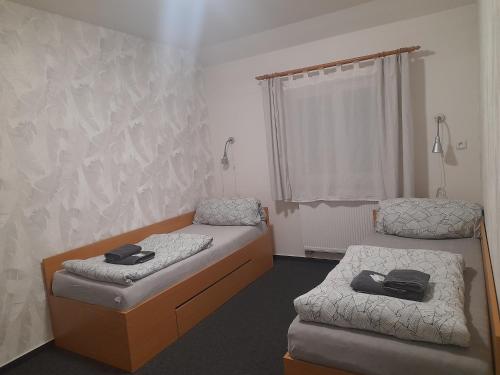 2 twin beds