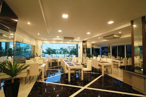 مطعم, فندق ذا كونترسات آي (The Contrast i Hotel) in بلواك داينج