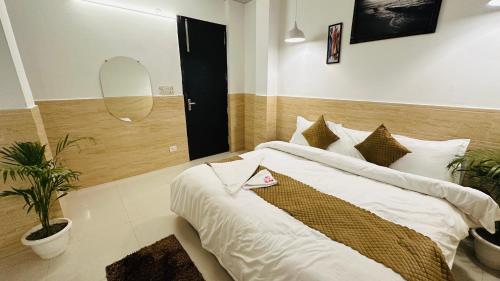 Hotel Relax In - Noida Sector 18