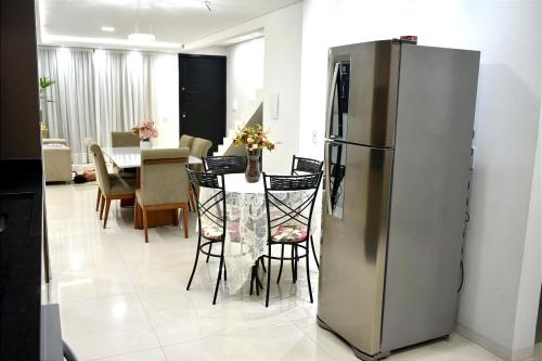 Sobrado encantador, próximo BR 277 e Hotel Rafain