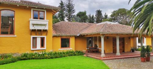 Quito Airport Villa Lux Guayllabamba 8 pax