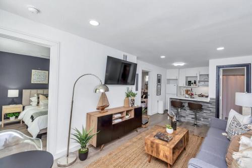 Metro Living: Sleeps 14 WI-FI Parking Free Gym