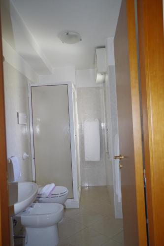 1 king bed, 1 twin bed
