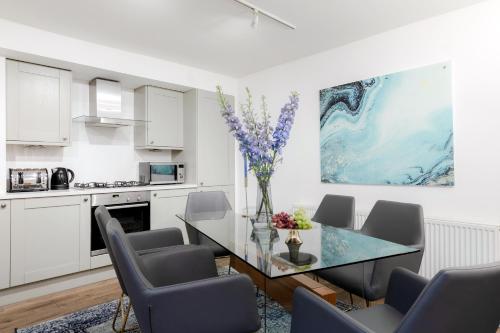 RARE FIND off Oxford St! SOHO 5bed Design House For XXL Groups, Londýn (fotografie 3)