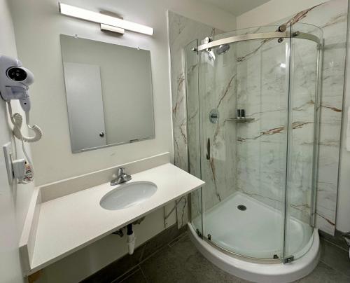 Royal Inn and Suites Charlotte Airport - 샤워실