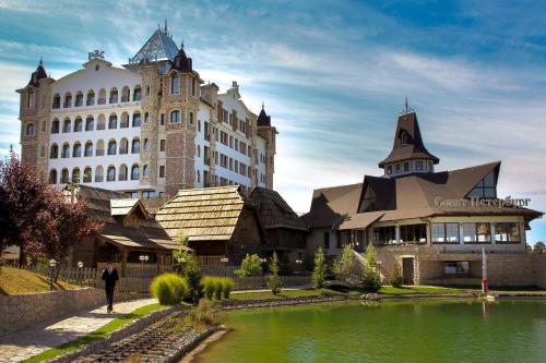Etno selo Stanišići Hotel Ras (Etno selo Stanisici Hotel Ras) in Dvorovi