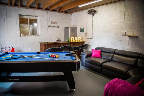 Oak House - sleeps 10 with Bar & Games room