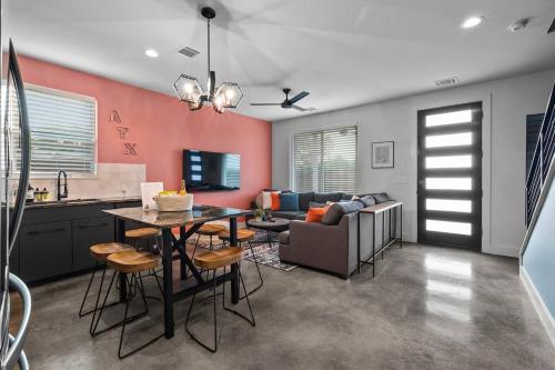 Downtown Gateway: Stylish Nest Near Austin Airport in Austin, USA